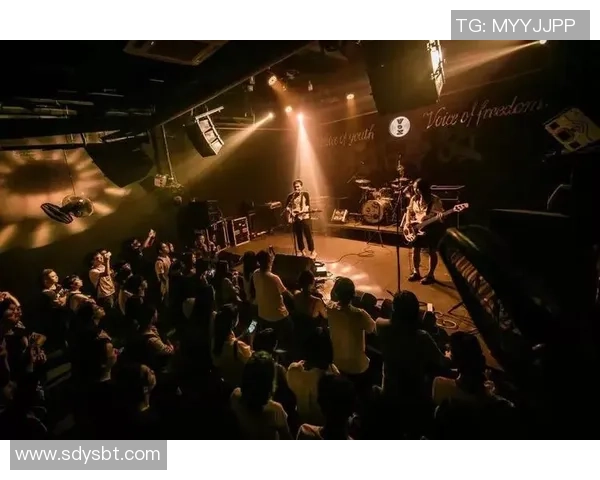 足总杯精彩对决里昂绝杀AC米兰引发全场狂欢与热议