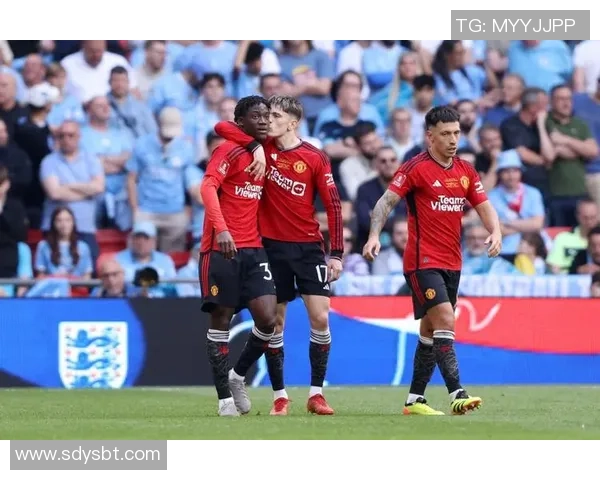 足总杯激战回顾AC米兰与曼联平局后点球大战引发全场热烈反响